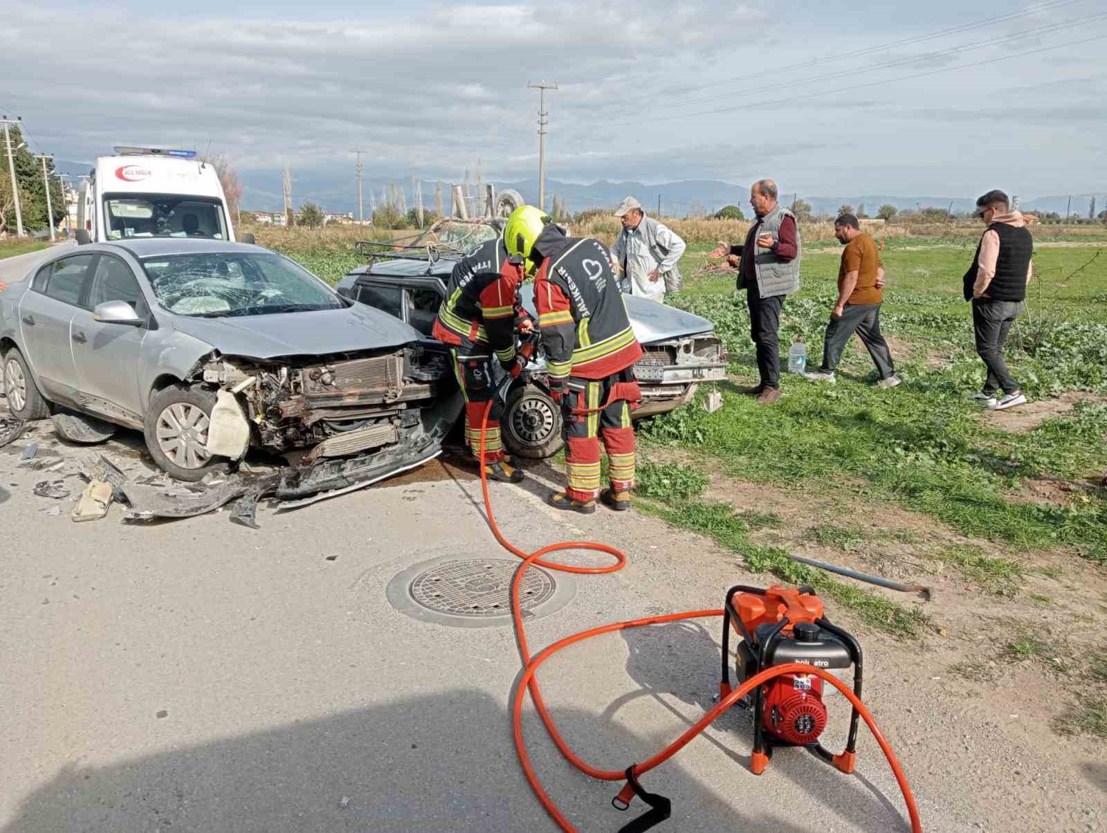 Balıkesir’de iki otomobil kafa kafaya çarpıştı: 3 yaralı