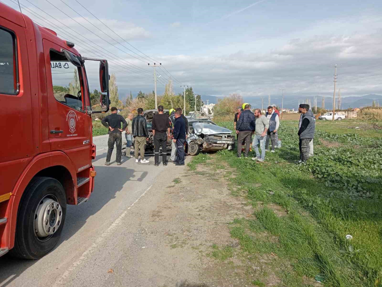 Balıkesir’de iki otomobil kafa kafaya çarpıştı: 3 yaralı