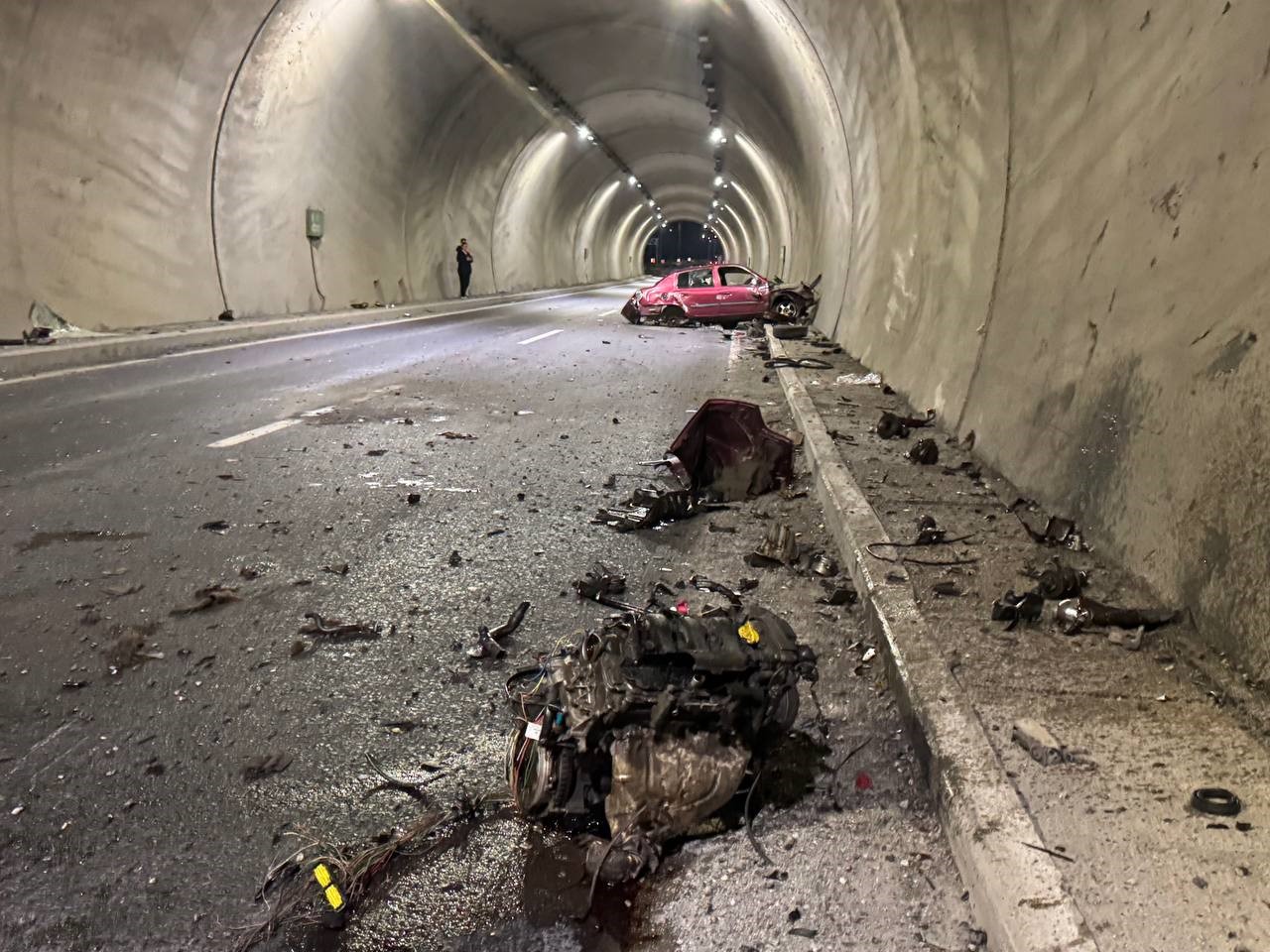 Tünelde feci kaza: Aracın motoru metrelerce ileri savruldu, hız kadranı 200’de takılı kaldı