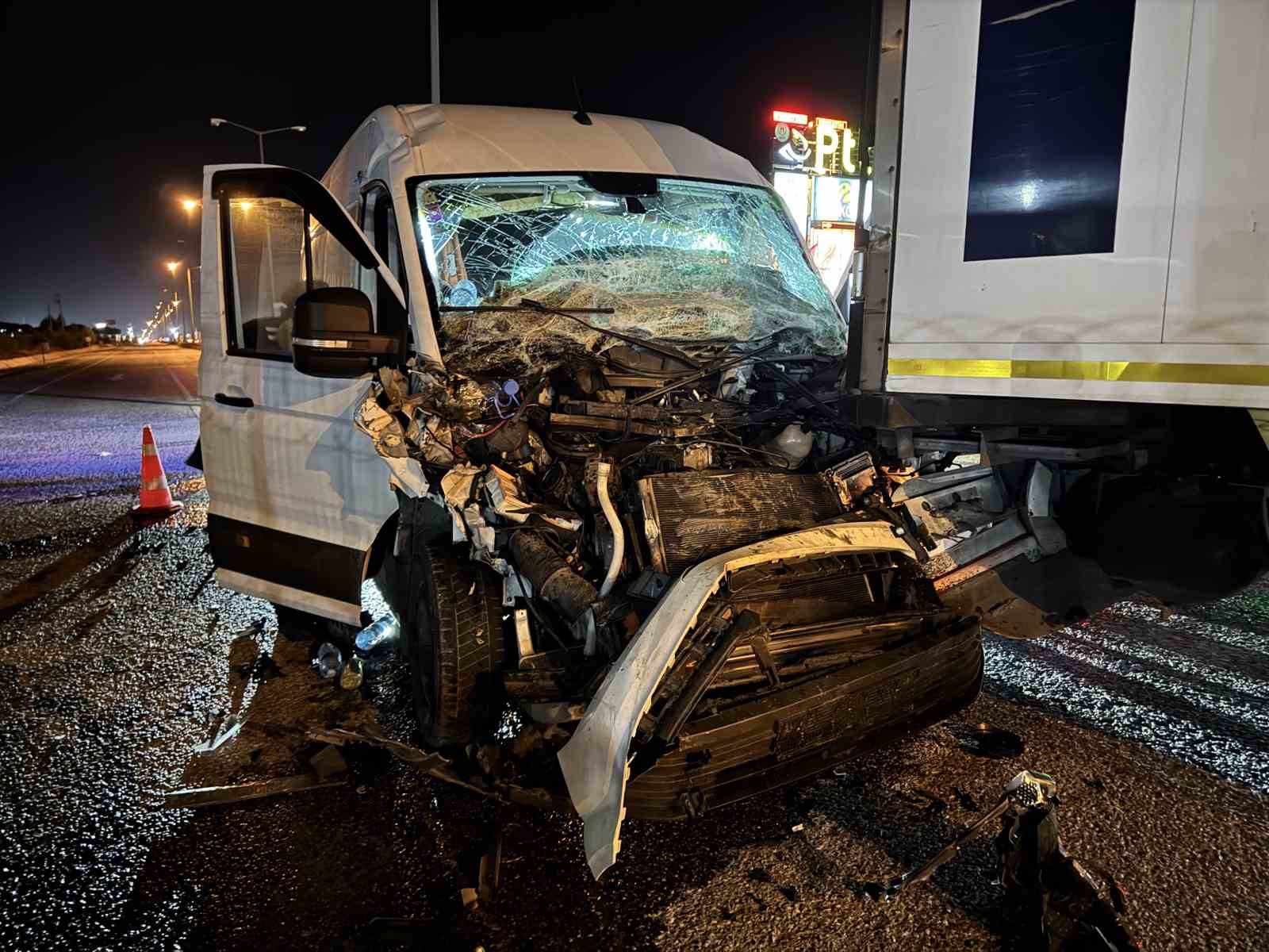 Edirne’de tıra çarpan panelvan hurdaya döndü