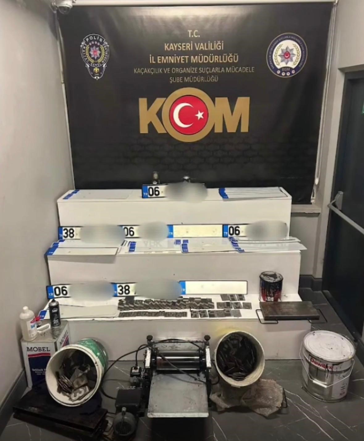 Kayseri polisinden ’sahte plaka’ operasyonu: 2 gözaltı