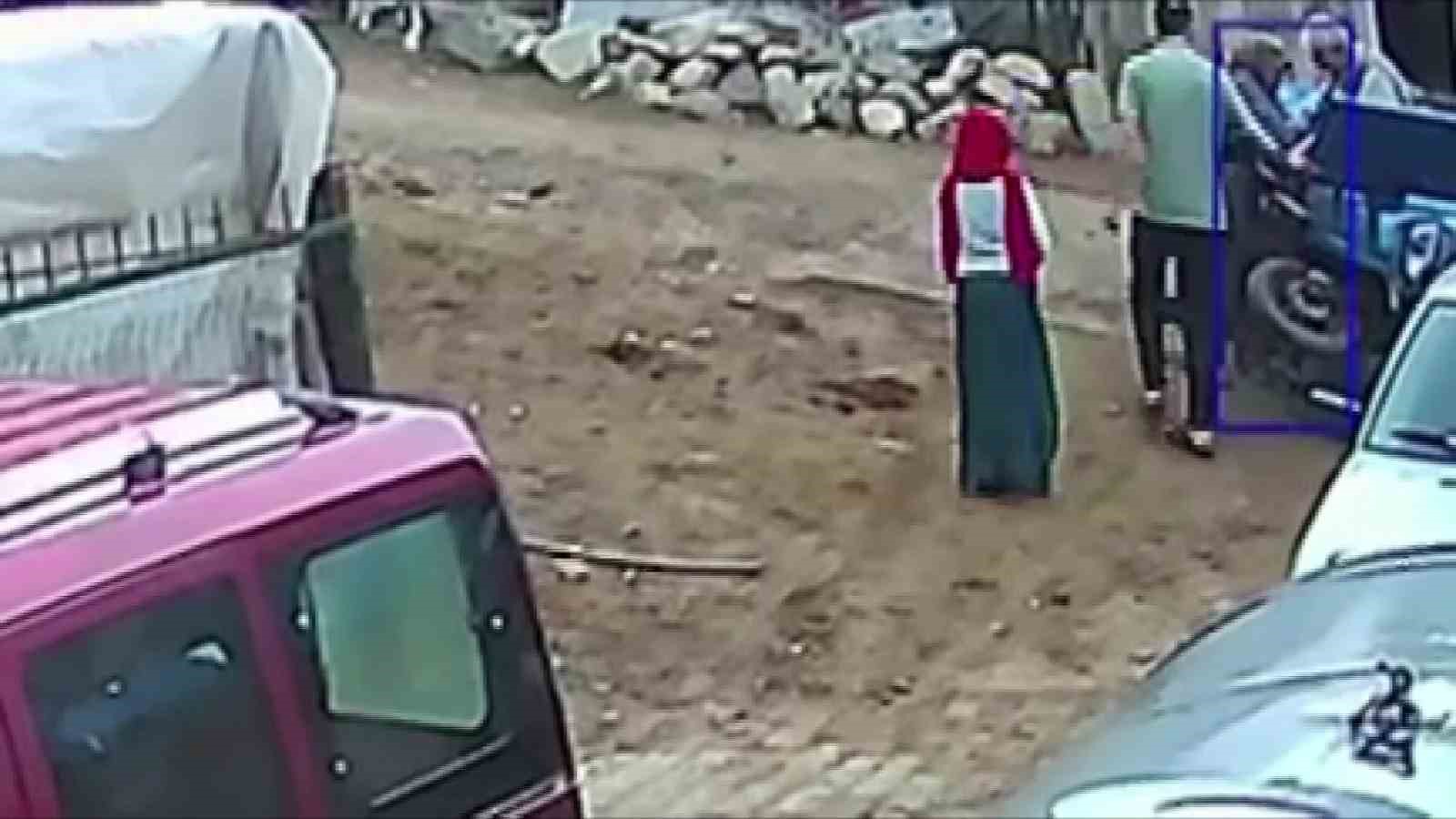 Üç tekerlekli motosiklet dengesi kaybolunca devrildi: Kaza anı kamerada
