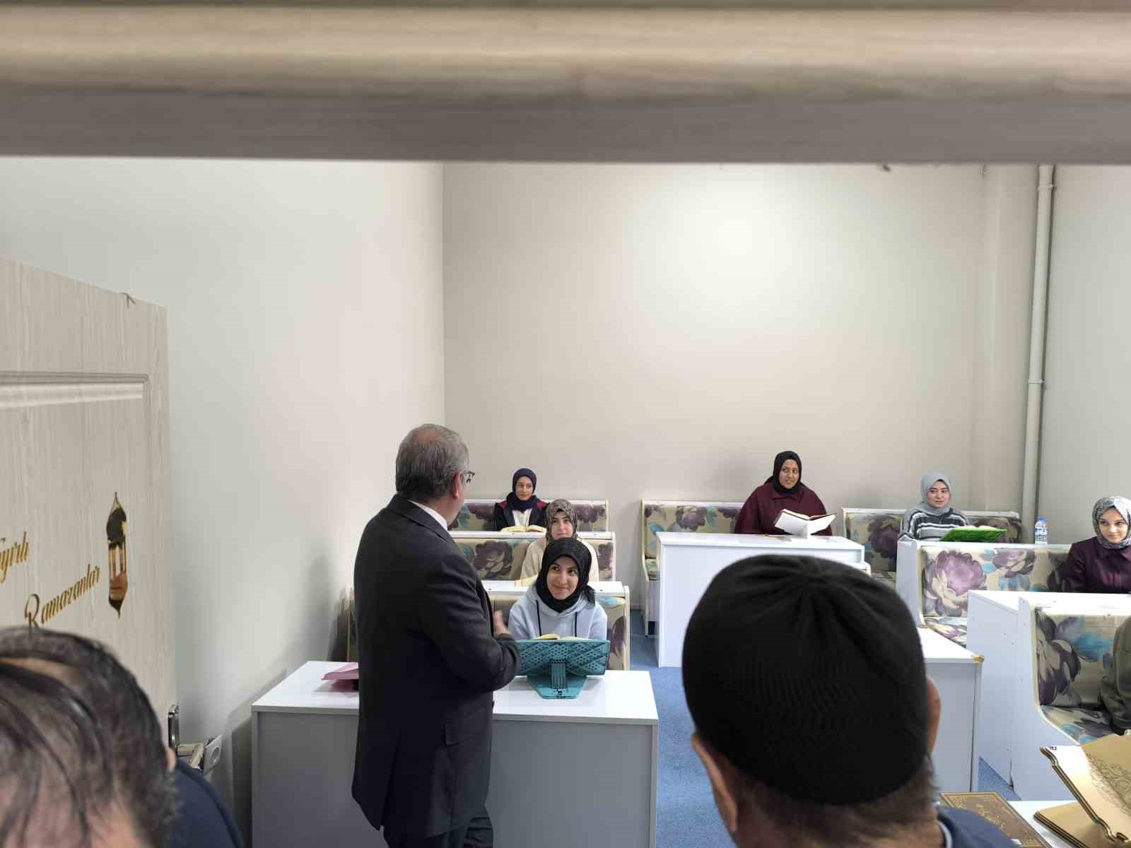 M&uuml;ft&uuml;den Kur&rsquo;an Kurslarına ziyaret
