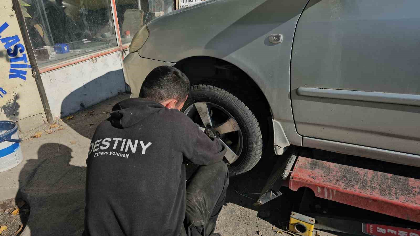 Lastikçilerde kışlık lastik yoğunluğu