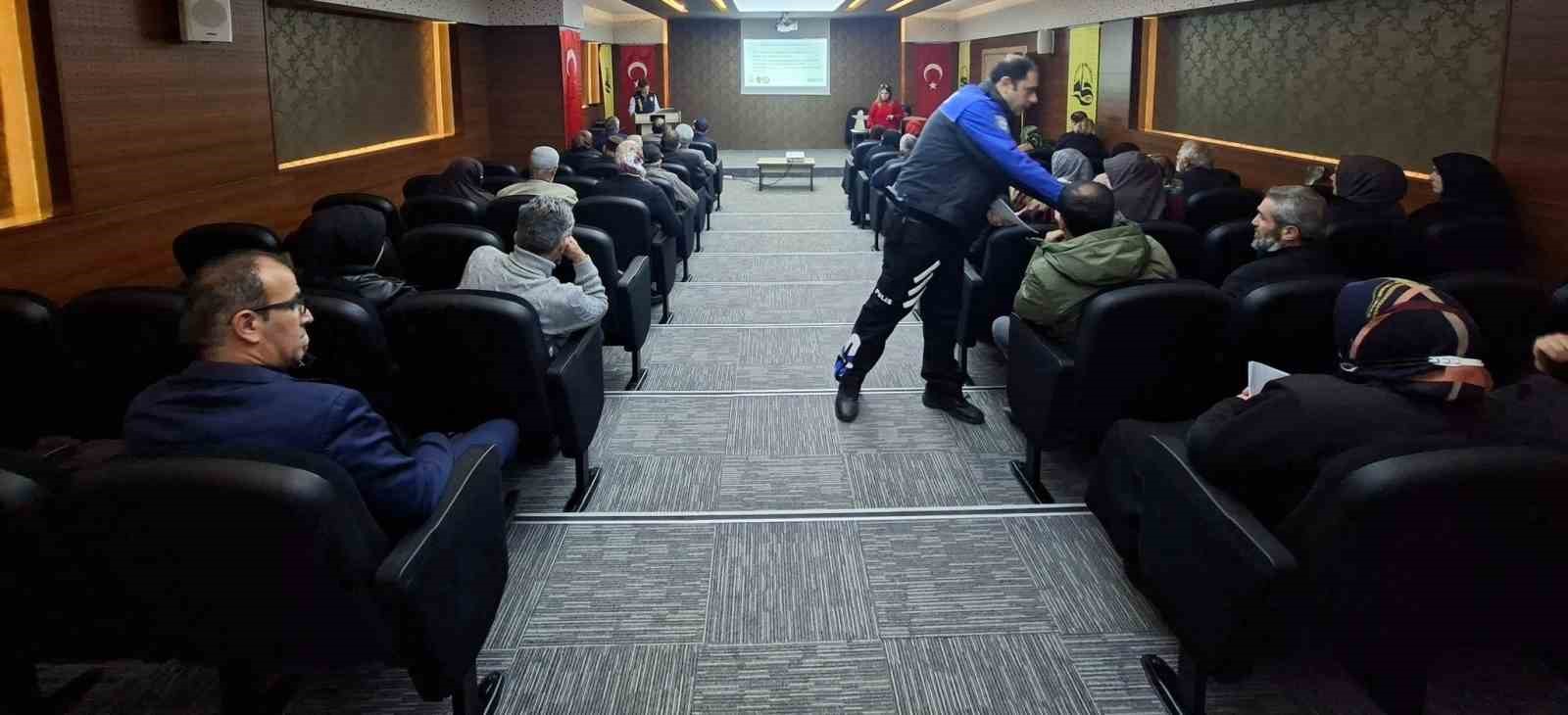 Bayburt&rsquo;ta vatandaşlar internet ve telefon dolandırıcılığına karşı uyarıldı
