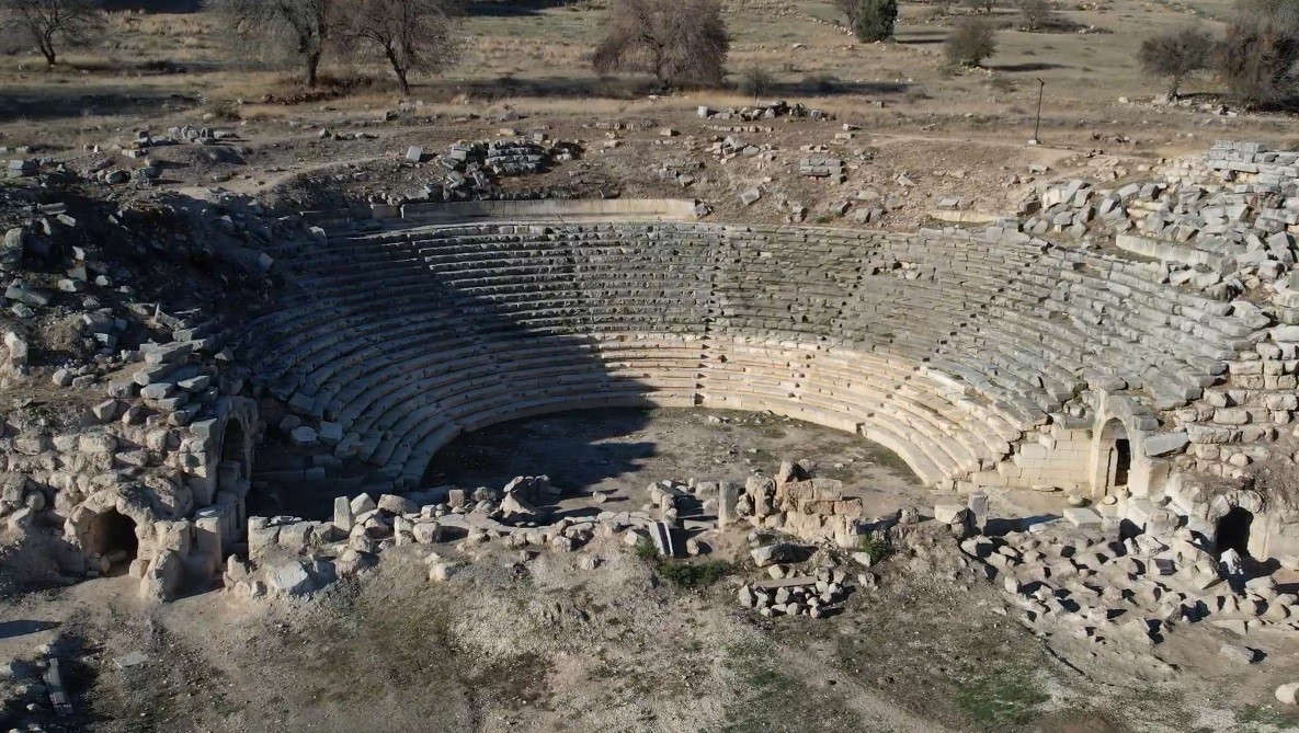 Kastabala Tiyatrosu’ndaki kazılarda yeni masklar ortaya çıkarıldı