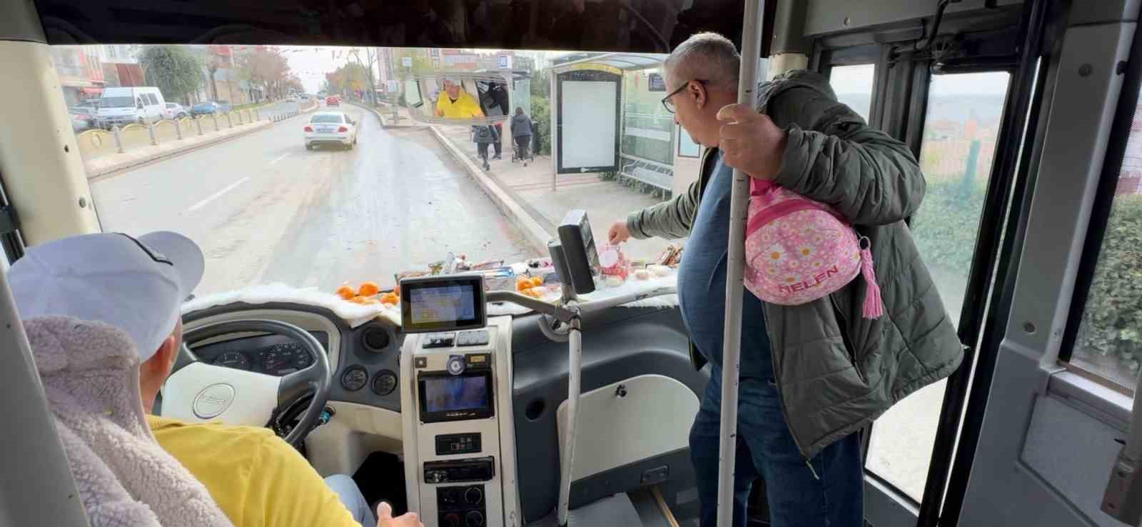 Şof&ouml;r minib&uuml;se binen yolcularına meyve ve şekerleme ikram ediyor
