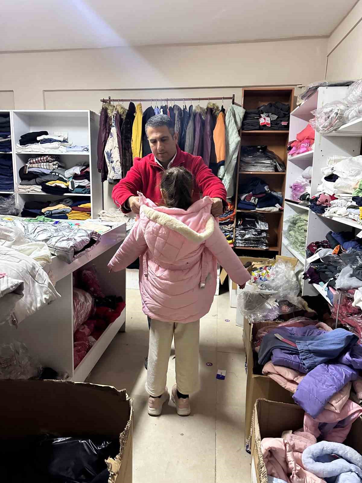 Muradiye’de Kızılay’dan kışlık giyim desteği