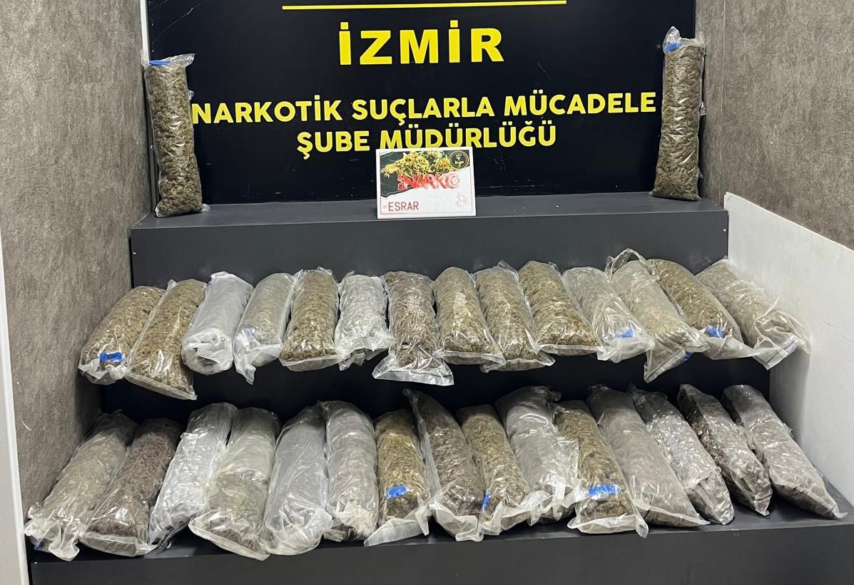 İzmir’de uyuşturucu deposuna baskın: 23 kilo ele geçirildi