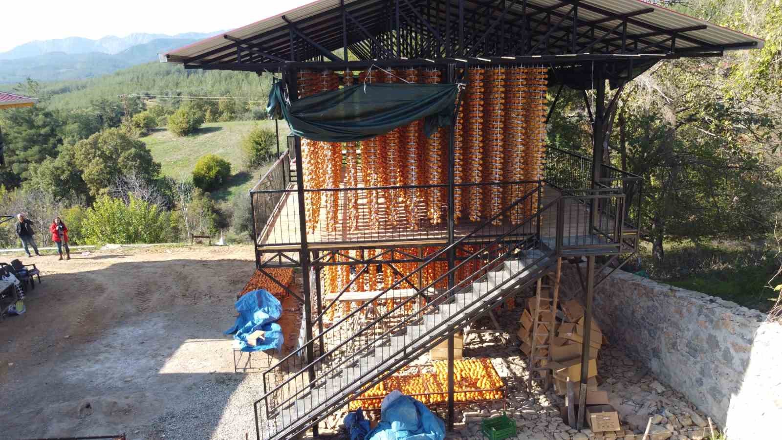 Adana’nın hurmalı köyü, açık fabrikaya dönüştü
