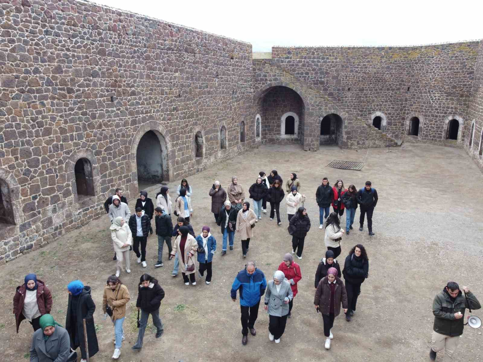 Tarihi mekanda öğrencilere ders