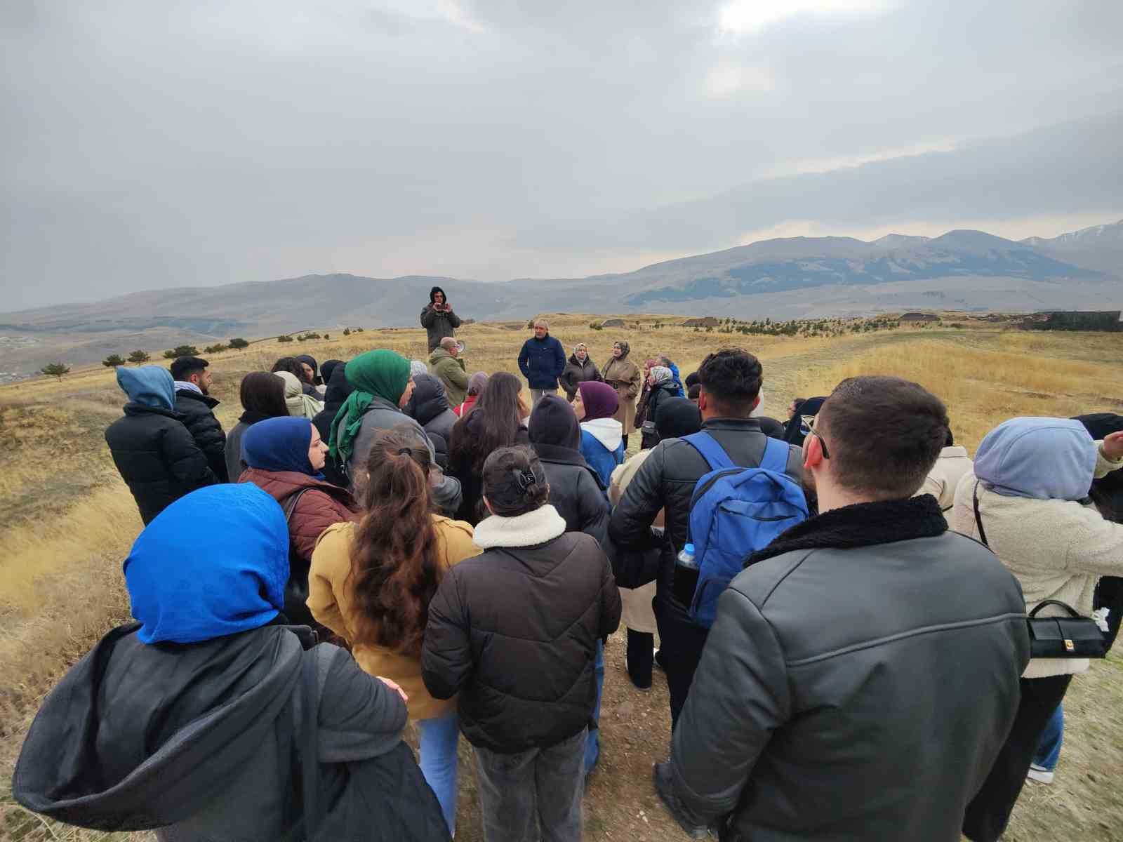 Tarihi mekanda öğrencilere ders
