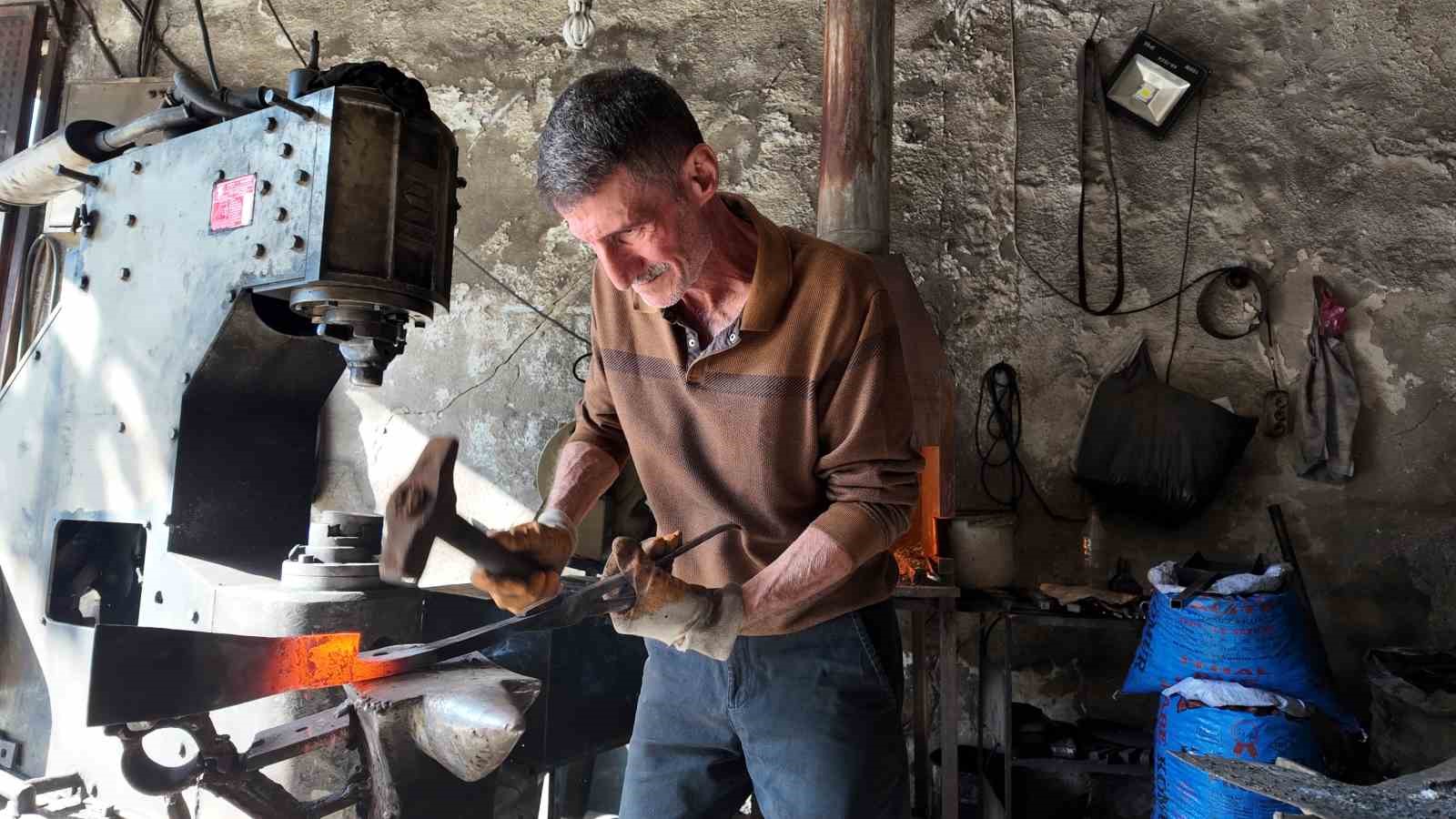 60 yaşındaki usta, 45 yıldır demir dövüyor