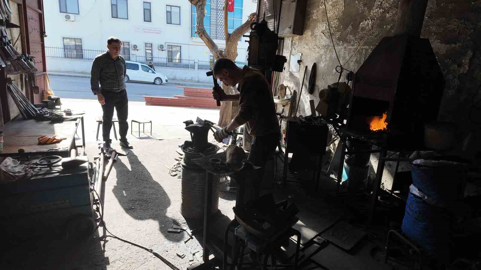 60 yaşındaki usta, 45 yıldır demir dövüyor