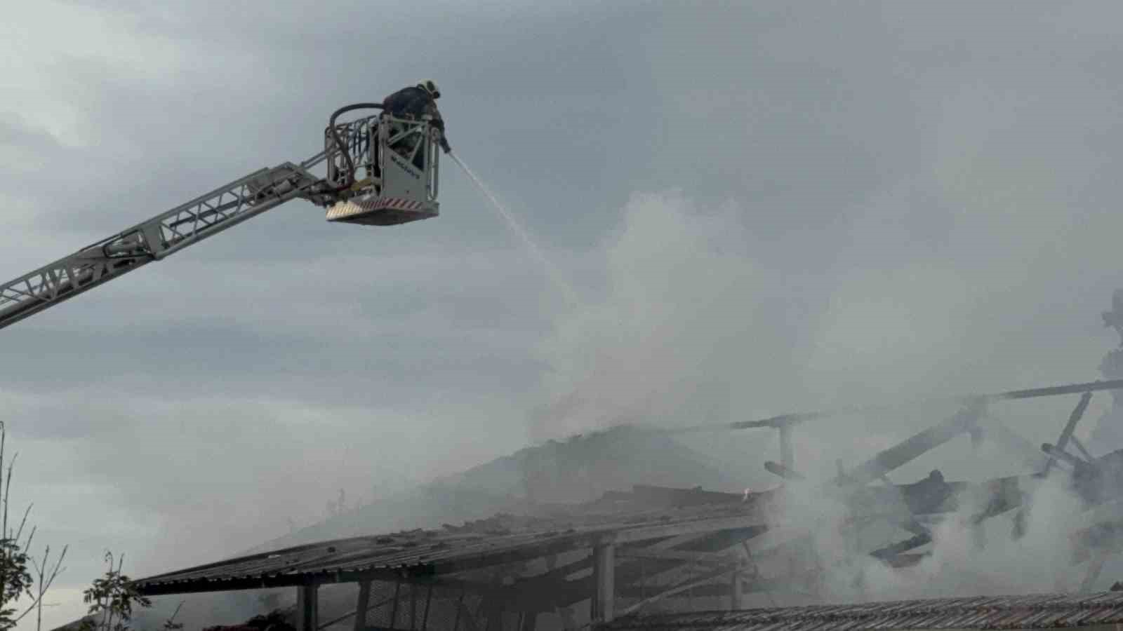 Kocaeli’de mutfak tezgahları üretim tesisinde korkutan yangın