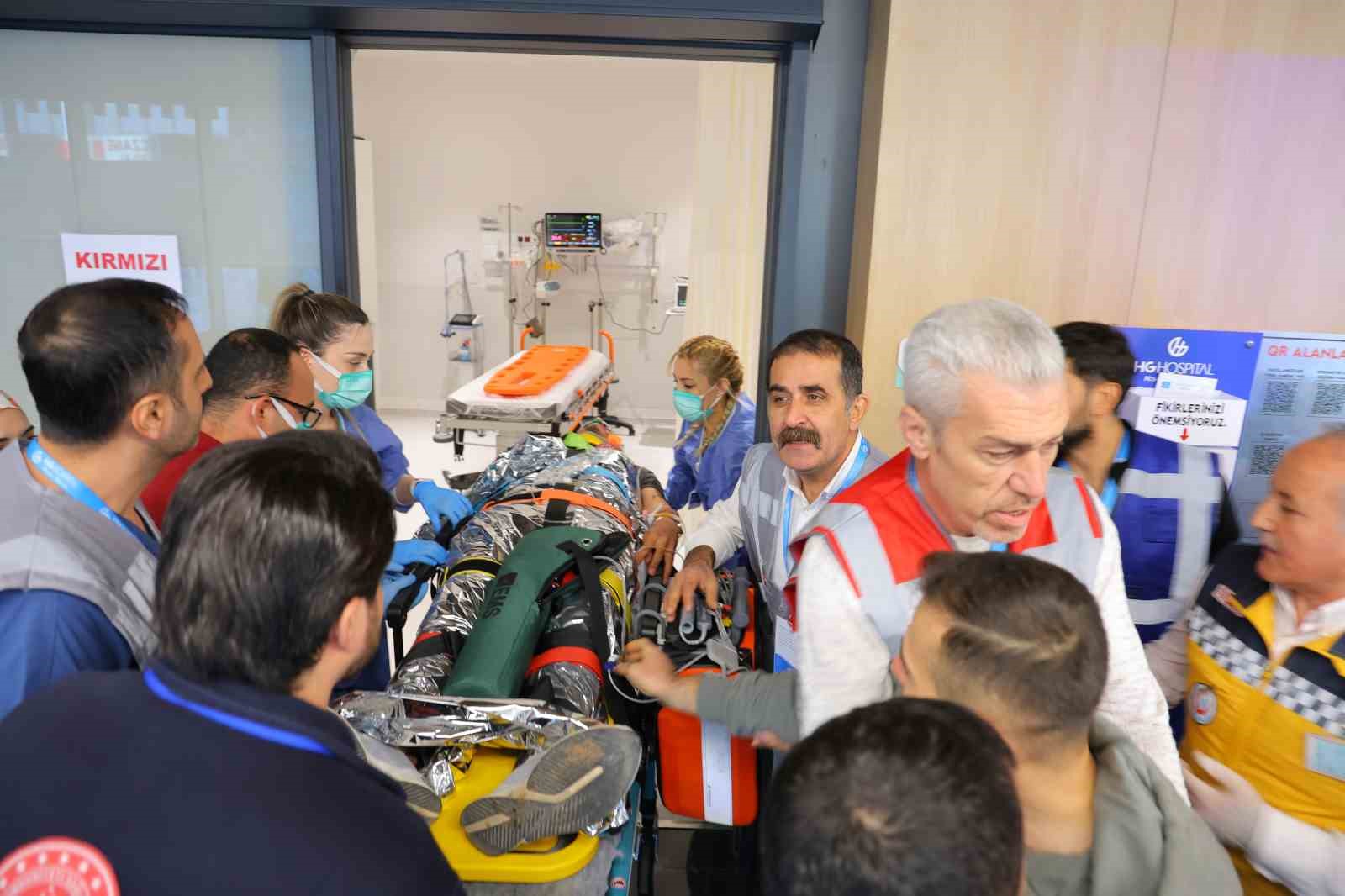 Gerçeğini aratmayan tatbikat: Hasta yakınları sinir krizi geçirdi, güvenlik görevlilerine saldırdı
