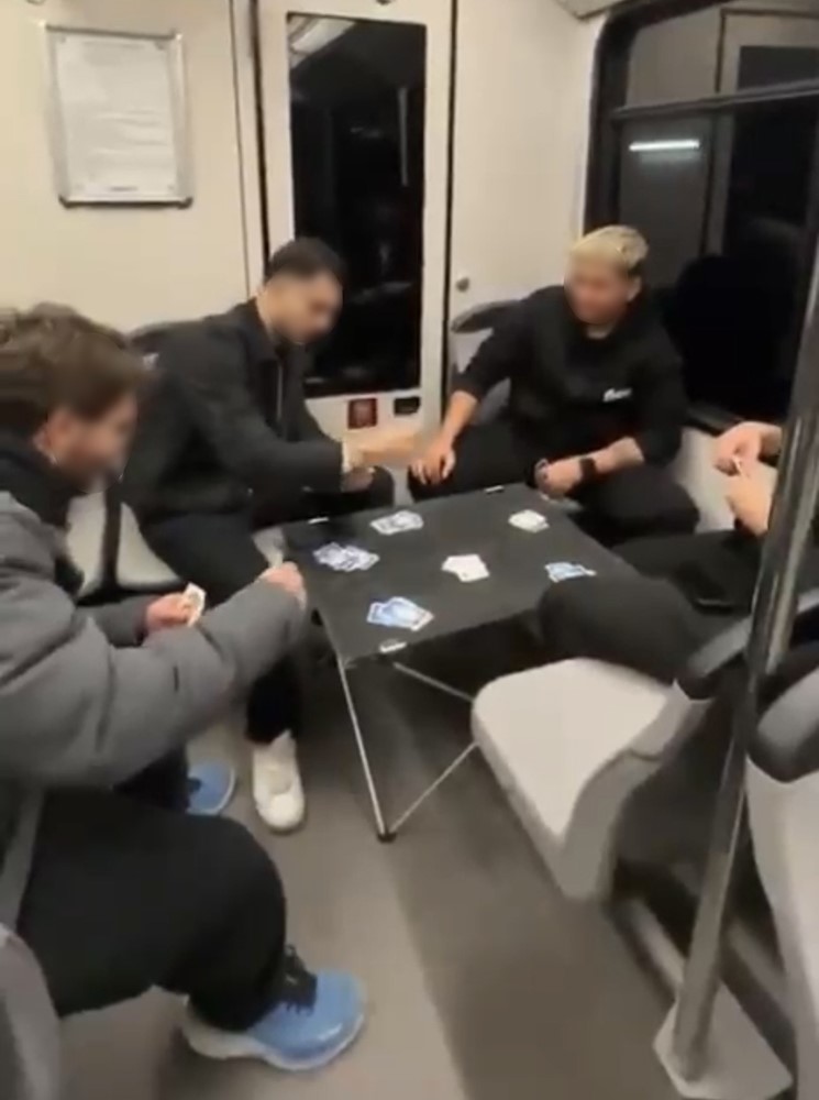 Bursa metrosunda şaşırtan görüntü: Gençler masa kurup oyun oynadı
