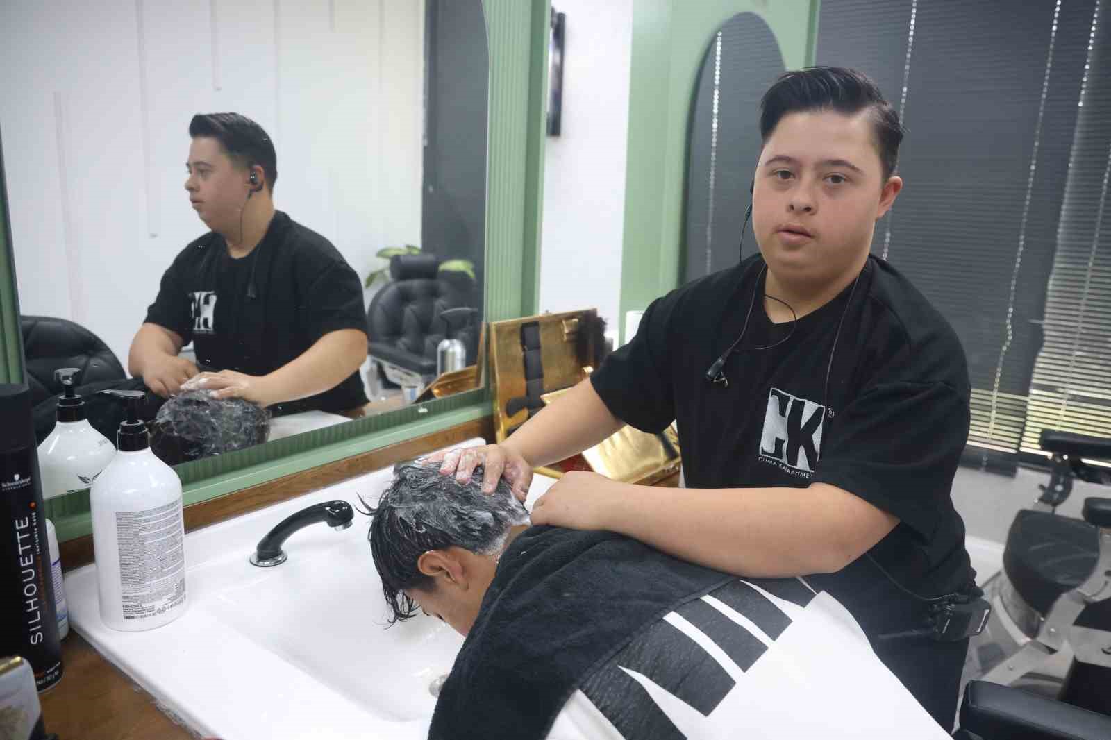 Down sendromlu Şükrü’nün yürek ısıtan tıraşı müşterilerin sevgisini kazandı