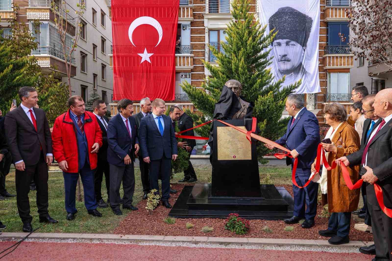 Keçiören’de çalınan ünlü şair Kuliyev’in büstünün yerine yenisi yerleştirildi