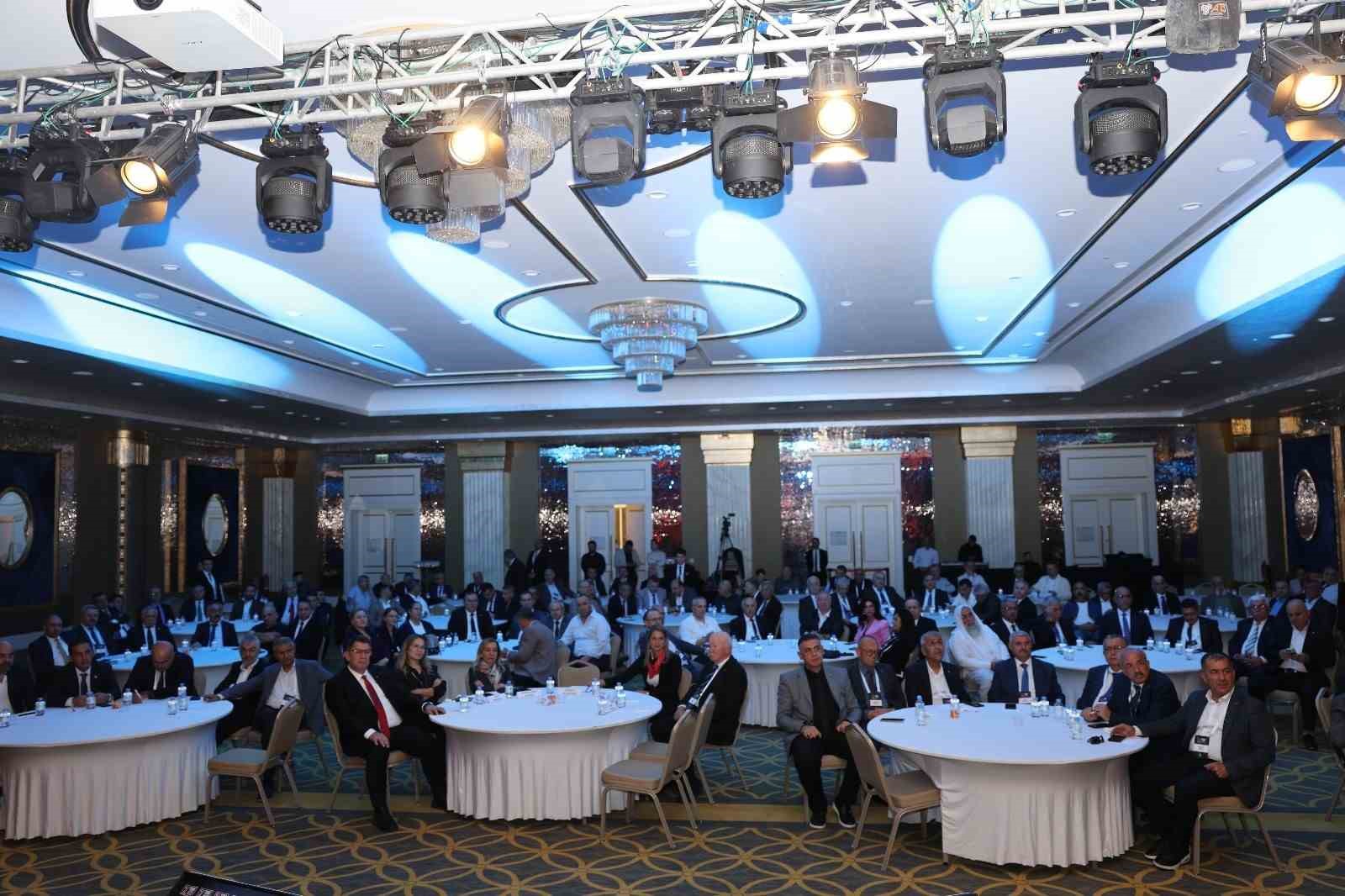 TESK Başkanı Paland&ouml;ken: "Ka&ccedil;ak t&uuml;t&uuml;n ve t&uuml;t&uuml;n mamulleri ticareti, devletimizin vergi gelirlerinde yaklaşık 120 milyar liralık kayba neden oluyor"
