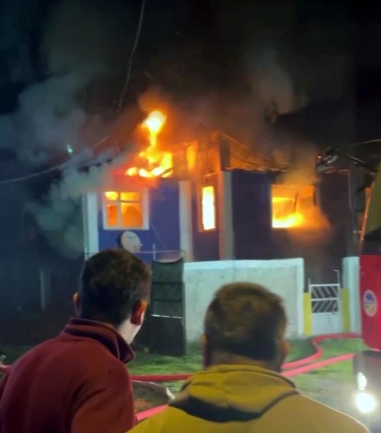 İki katlı evin üst katı alev topuna döndü