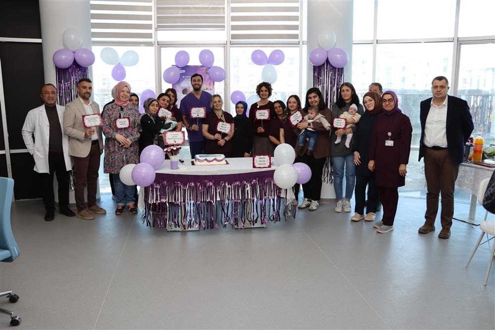 Prematüre bebeklere pastalı kutlama