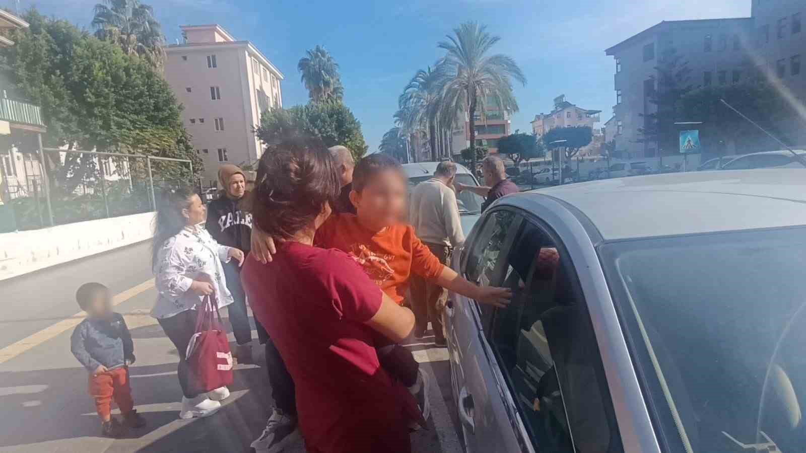 Babasının kazada hasar alan arabasını gören küçük çocuk gözyaşlarına boğuldu