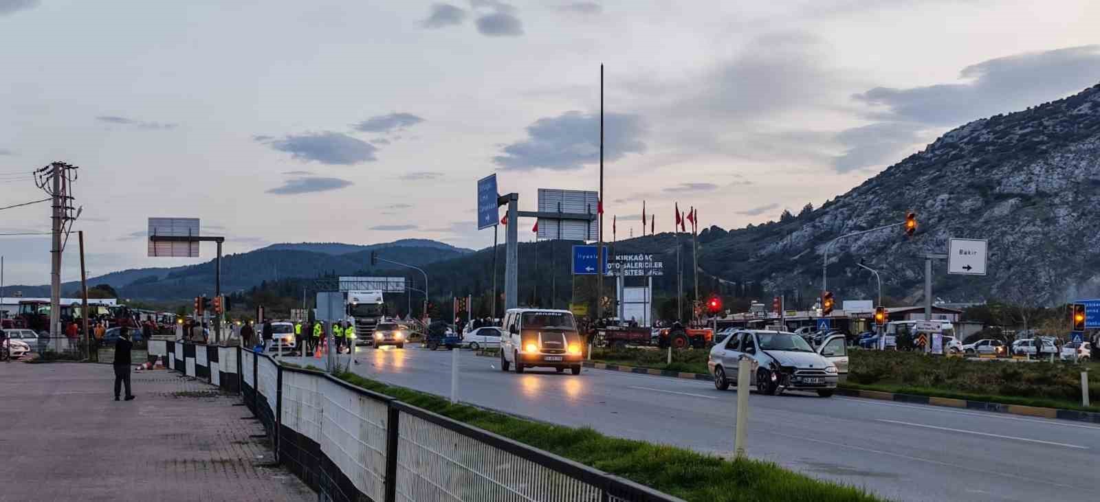 Kırkağaç’ta otomobille çarpışan motosikletli ağır yaralandı