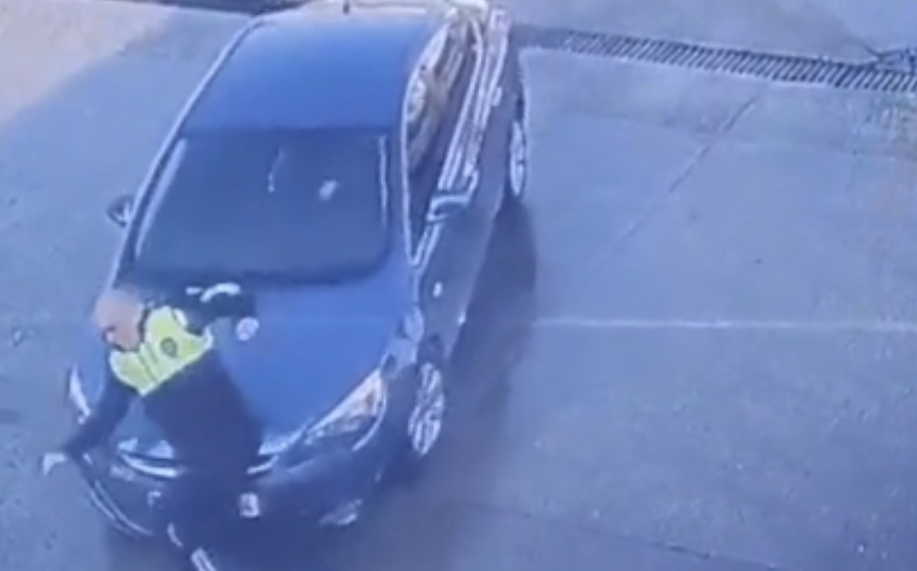 Dikkatsiz sürücünün polise çarpma anı kamerada