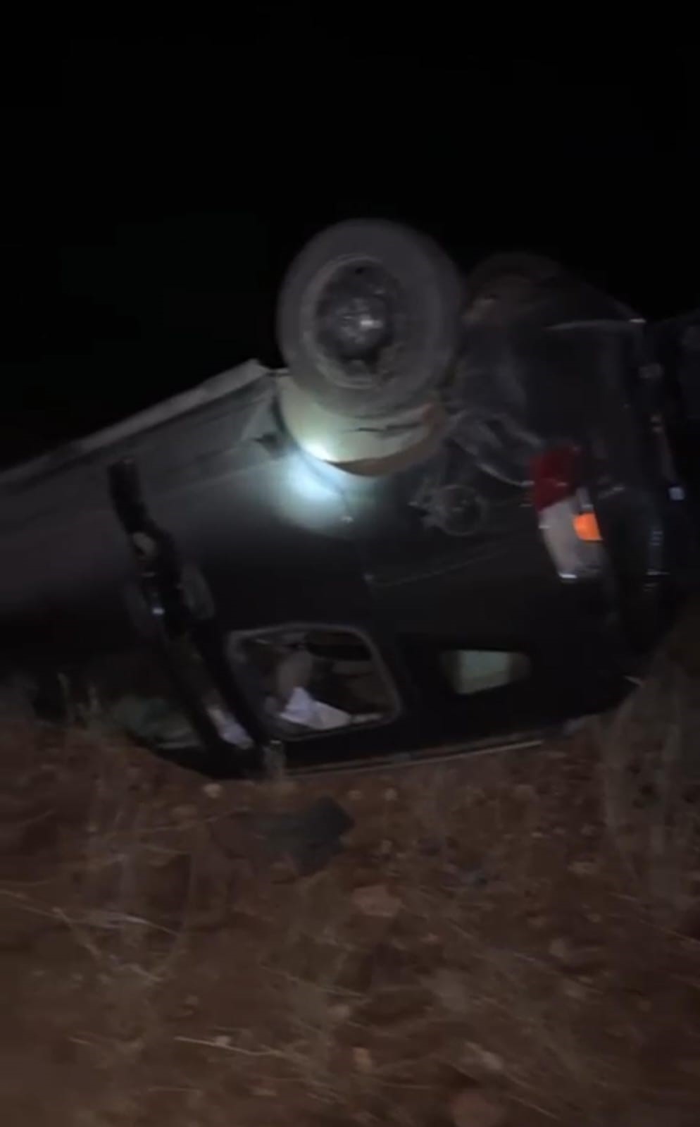 Devrilen otomobildeki kadın öldü, eşi ve oğlu yaralandı