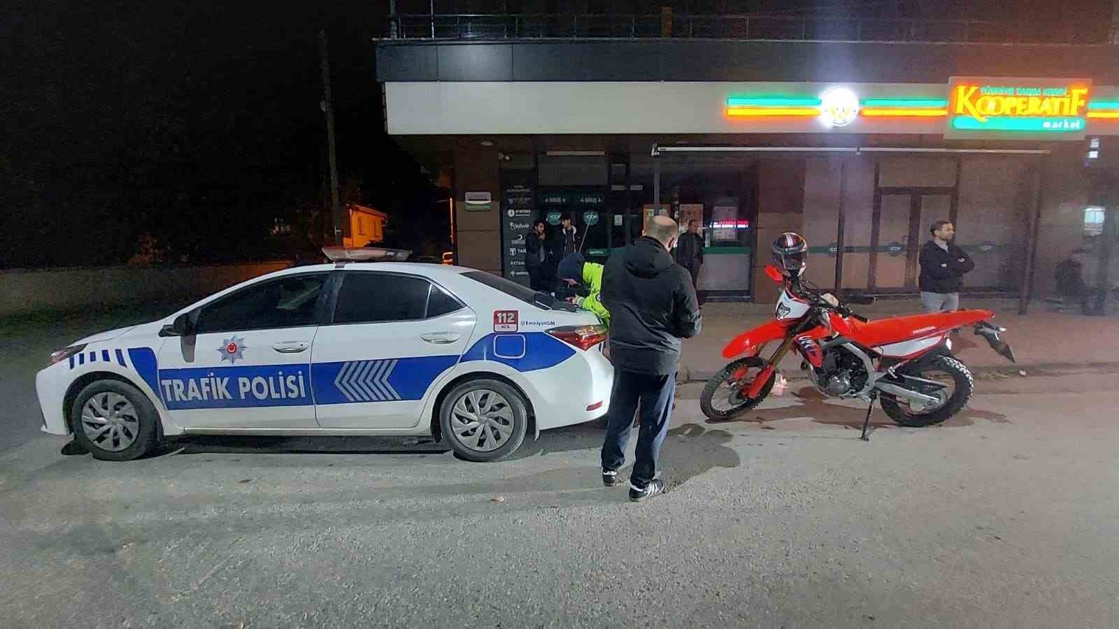 Alkollü sürücü polis uygulamasını görünce otomobili kaldırıma çekti: Üzerinden ve araçtan uyuşturucu çıktı
