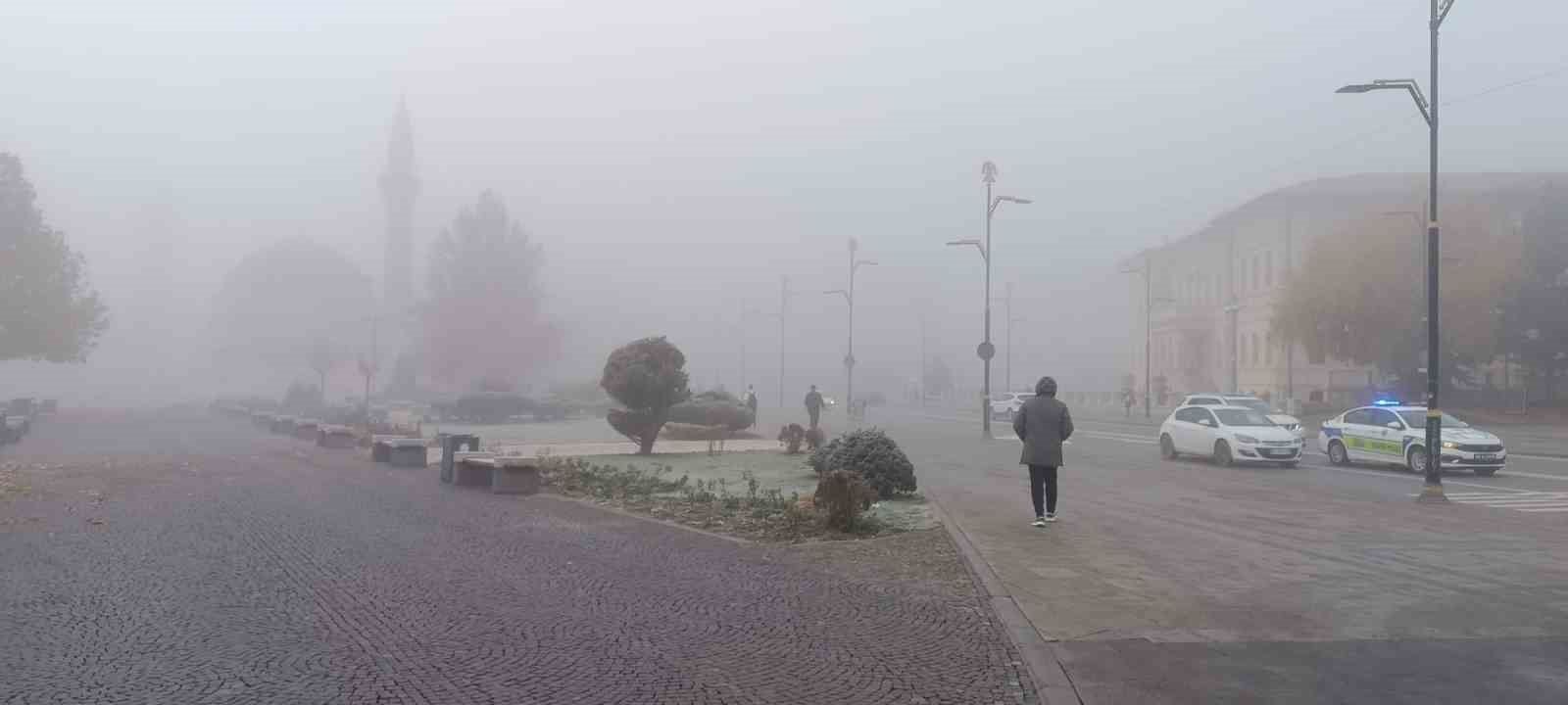 Sivas’ta yoğun sis etkili oldu araçlar görünmez hale geldi
