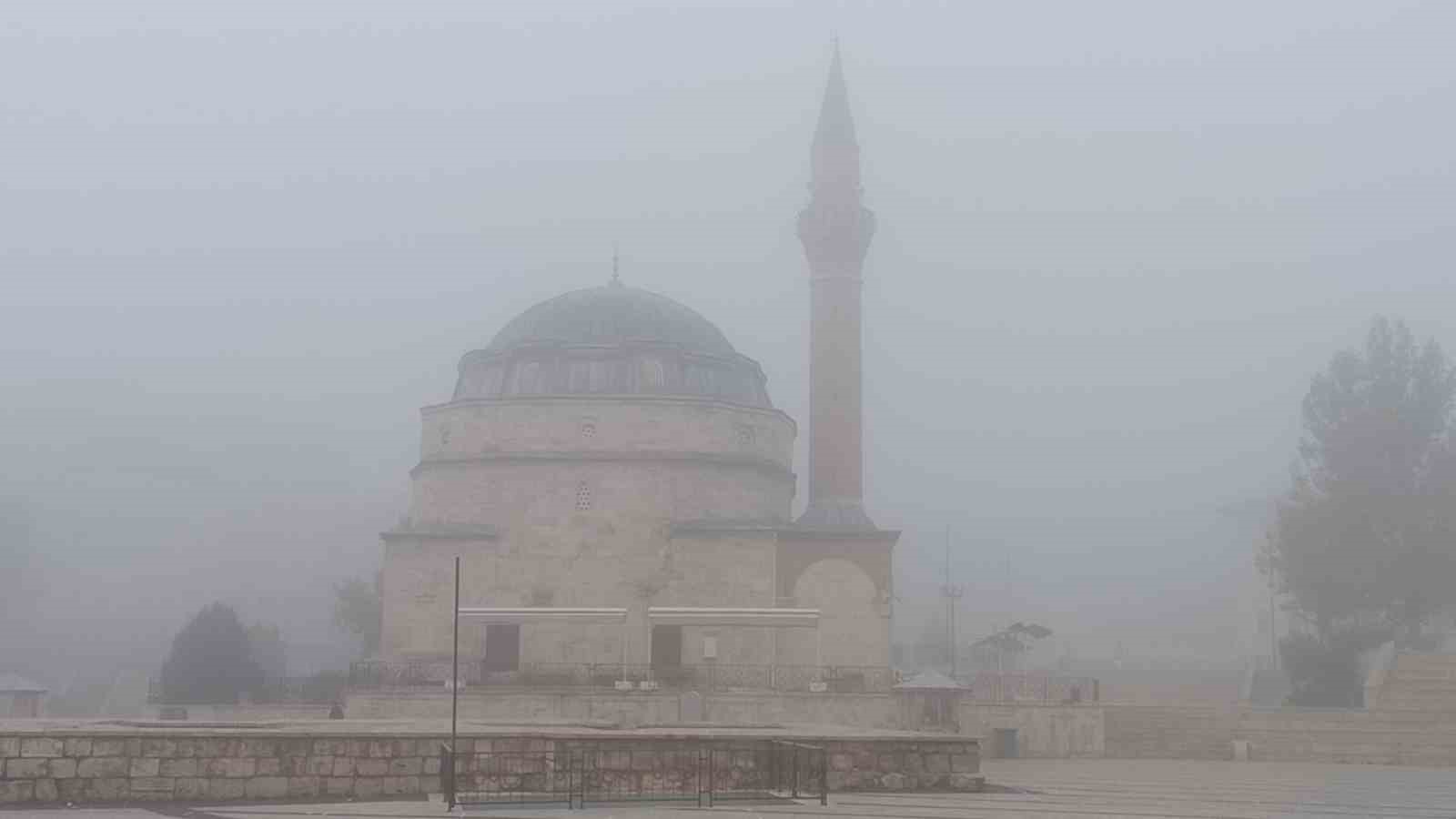 Sivas’ta yoğun sis etkili oldu araçlar görünmez hale geldi