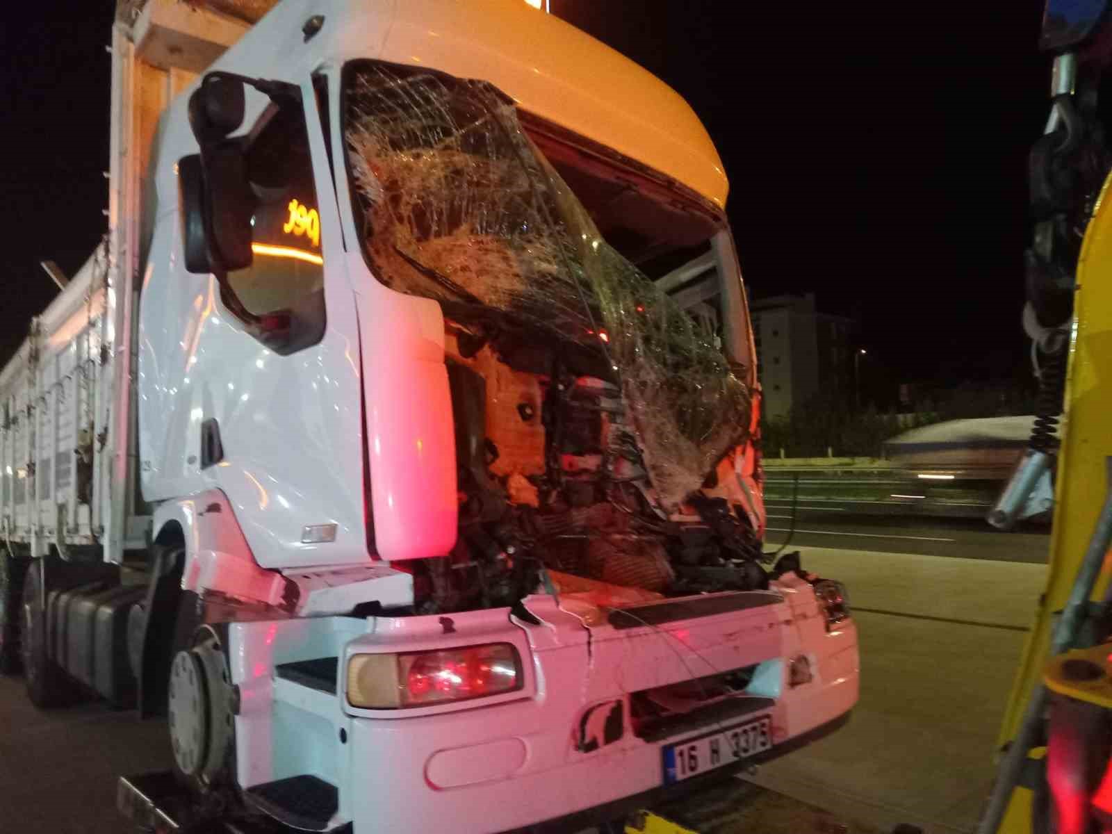 Kamyon çekiciye arkadan çarptı, 1 ölü