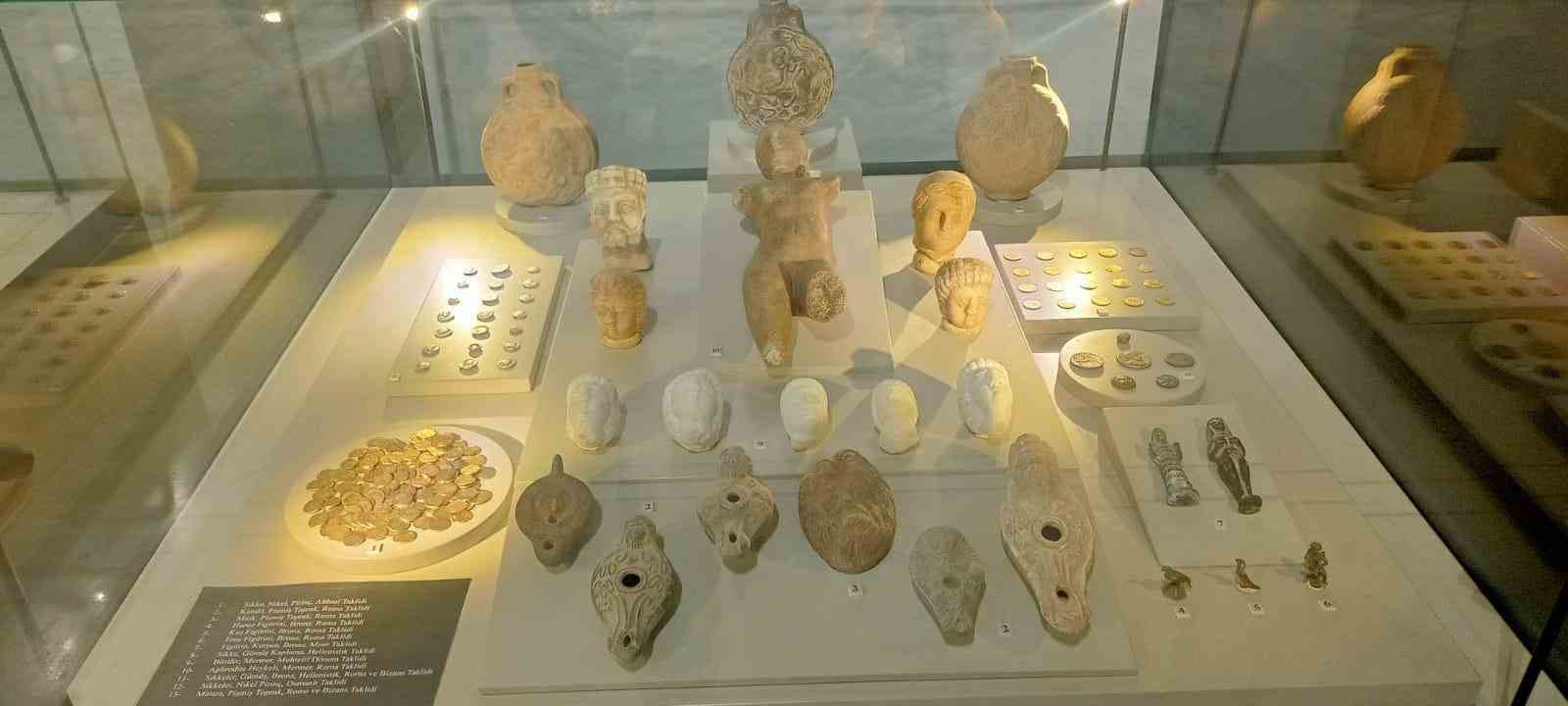 Tarihi eser kaçakçılığına dikkat çeken sergi ziyaretçilerini ağırlıyor