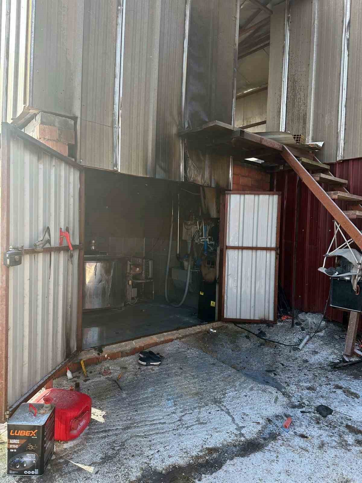 Sakarya’da ahırda yangın: 400 bin liralık zarar meydana geldi
