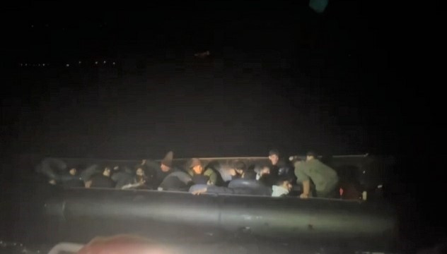 İzmir açıklarında 20 düzensiz göçmen yakalandı