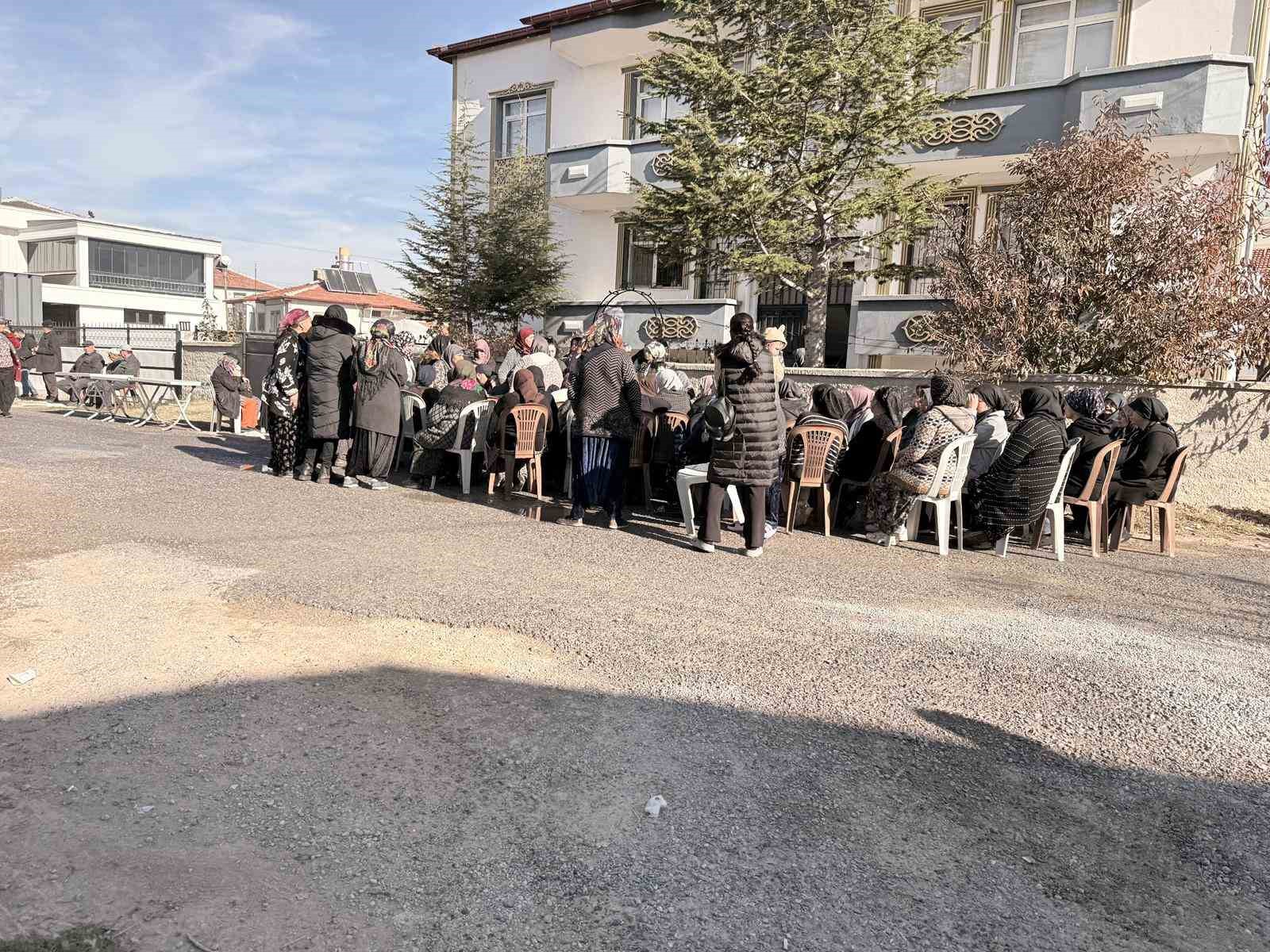 Zehirlenme felaketinde acılı bekleyiş sürüyor
