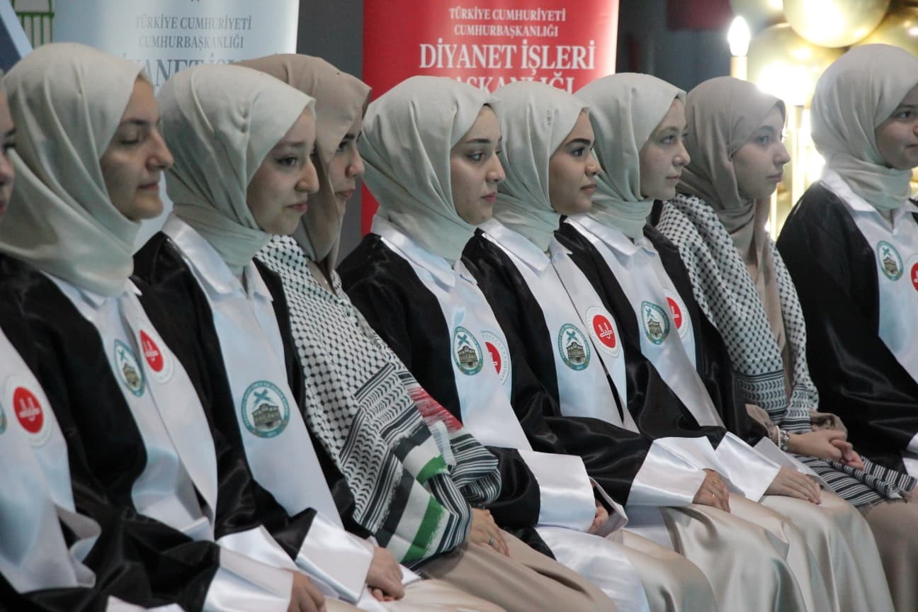 Sakarya’da 27 öğrenci icazet merasiminde hafızlık belgelerini aldı
