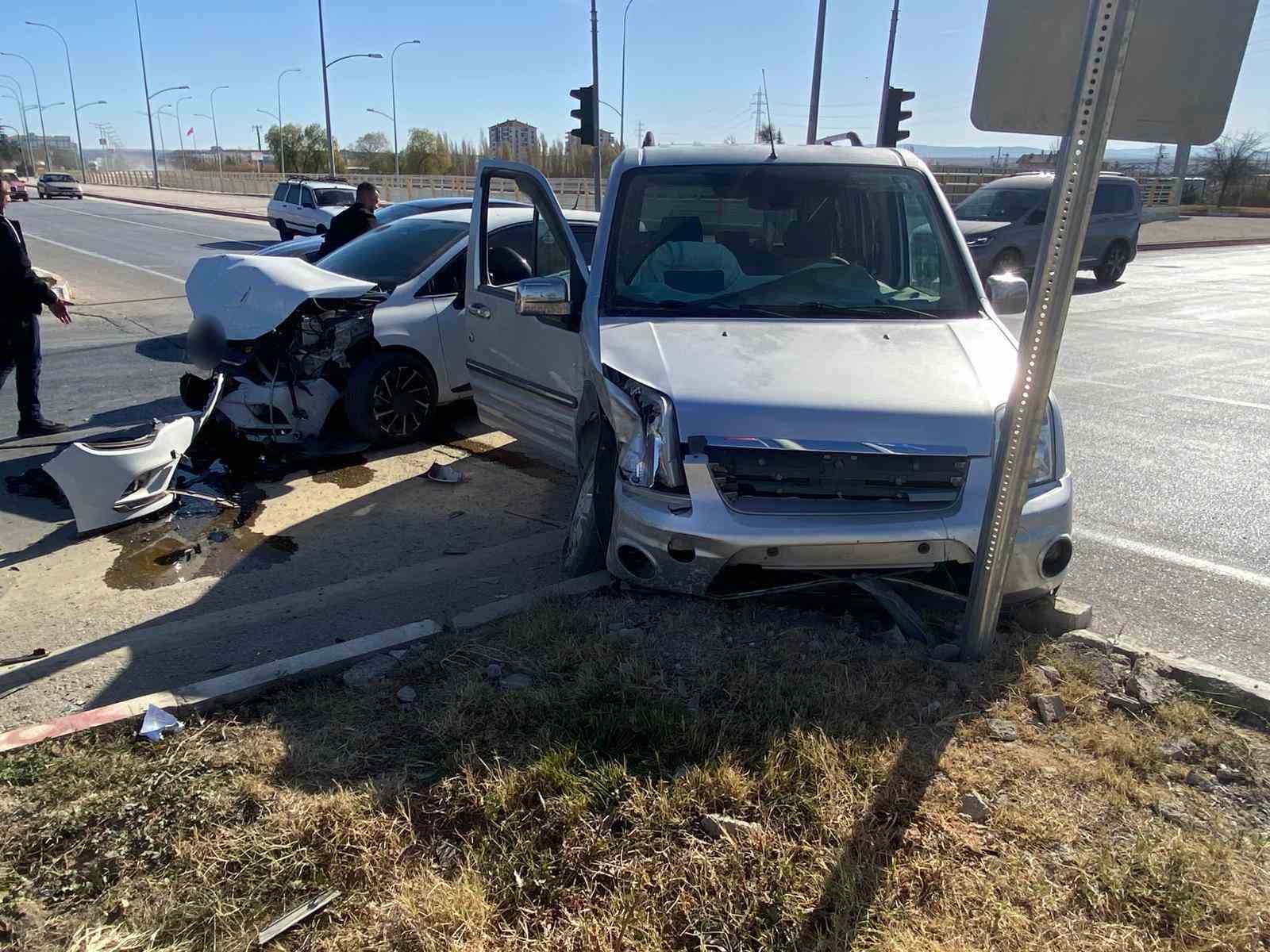 Karaman’da hafif ticari araçla otomobil çarpıştı: 3 yaralı