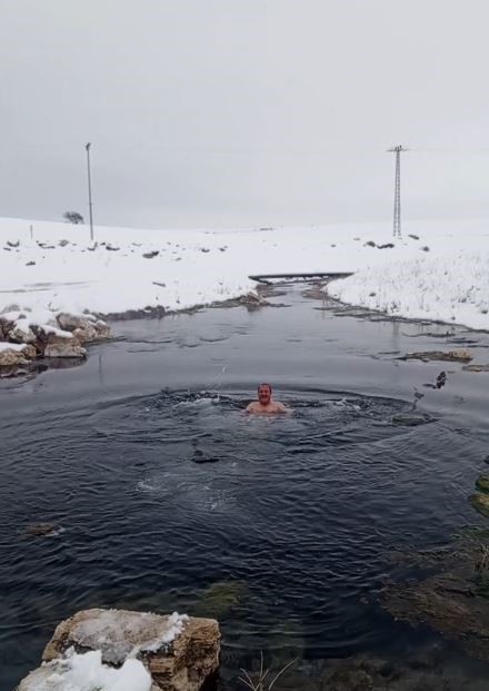 Sivas’ta karlı havada 13 derecelik suya girdi
