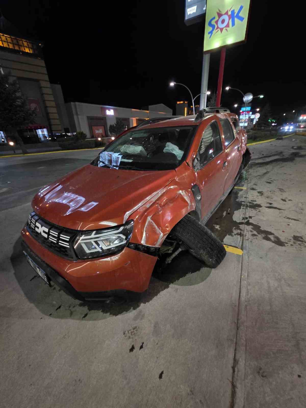 Otomobil yoldan çıkarak bariyerlere çarptı, 2 kişi yaralandı