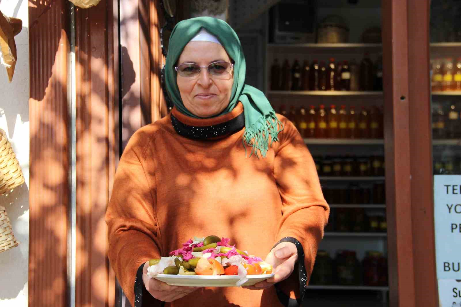 Kış mevsiminin vazgeçilmezi turşu tezgahları süslemeye başladı