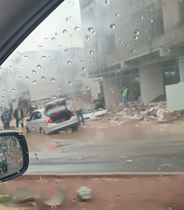 Dolgu yolda mahsur kaldı