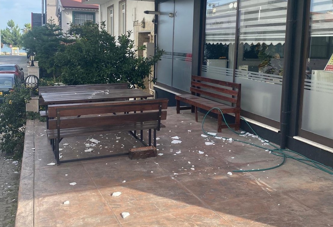 Binadan düşen sıva parçaları tehlike saçıyor