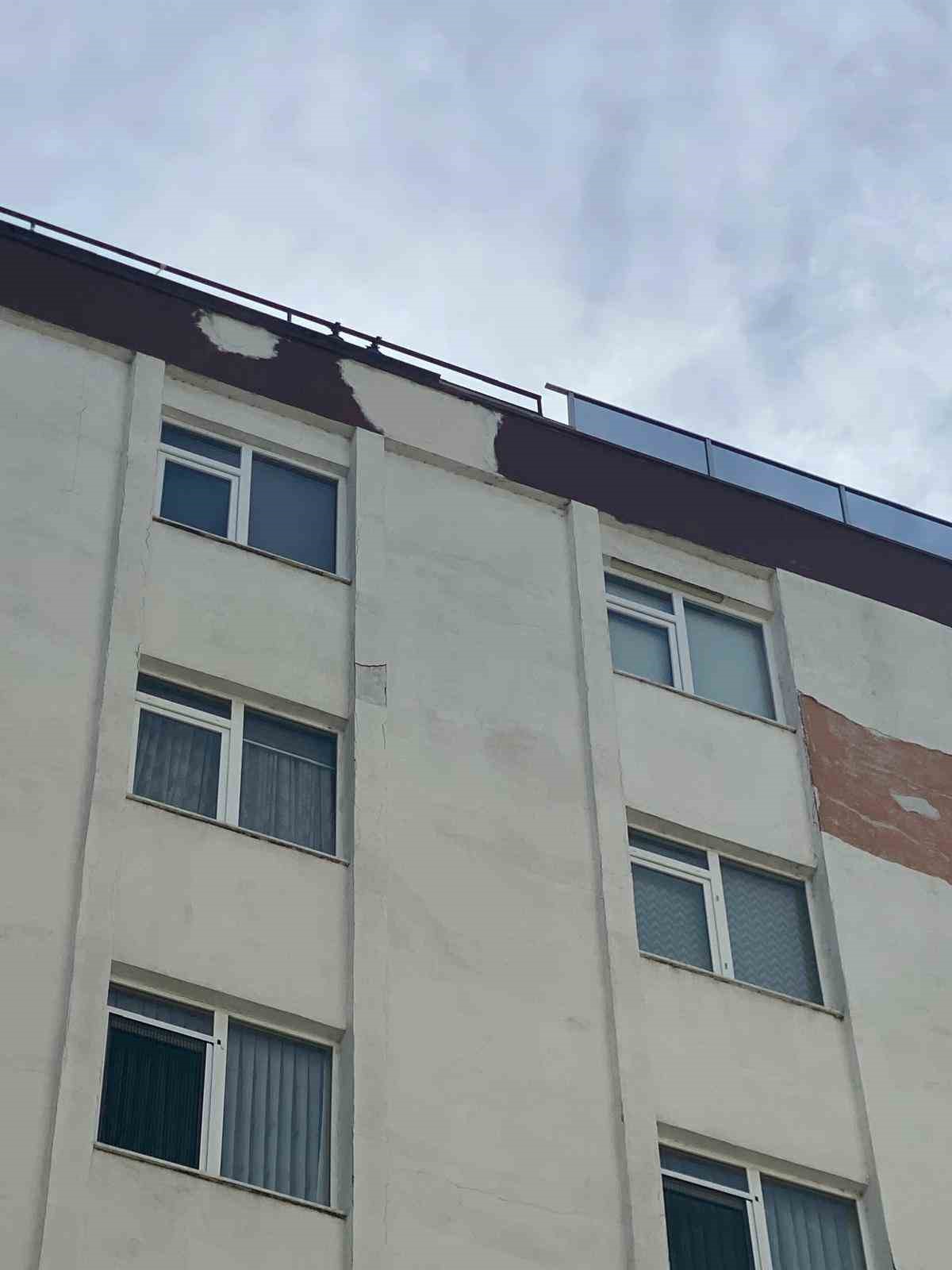 Binadan düşen sıva parçaları tehlike saçıyor