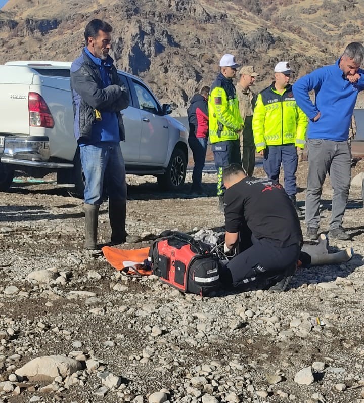 El freni açılan pikap baraja düştü: Kadın mühendis hayatını kaybetti