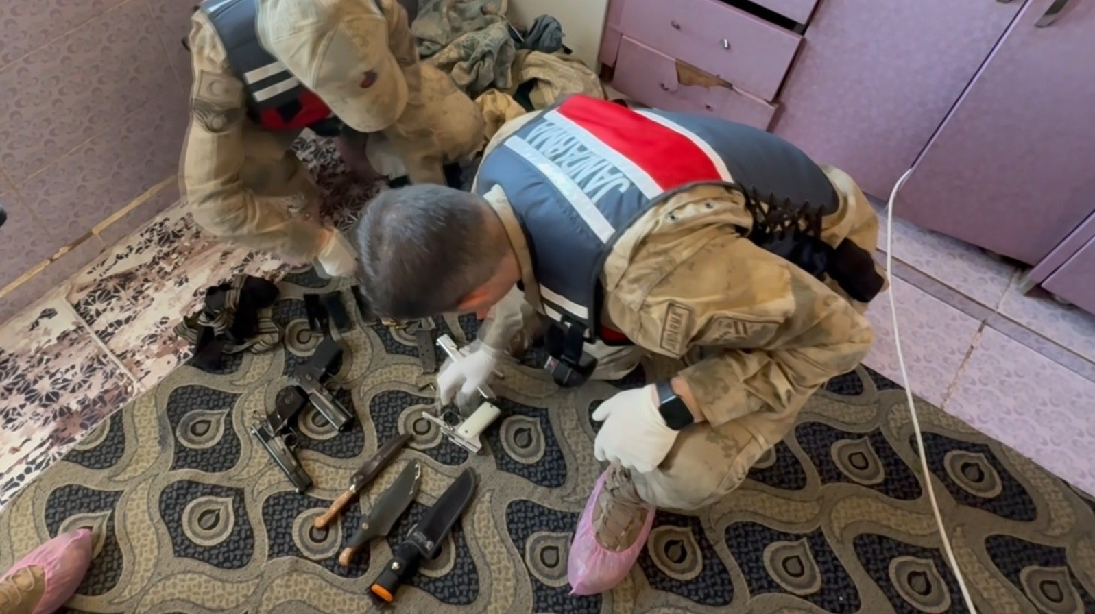 Şanlıurfa’da çamaşır makinesinden 12 tabanca çıktı
