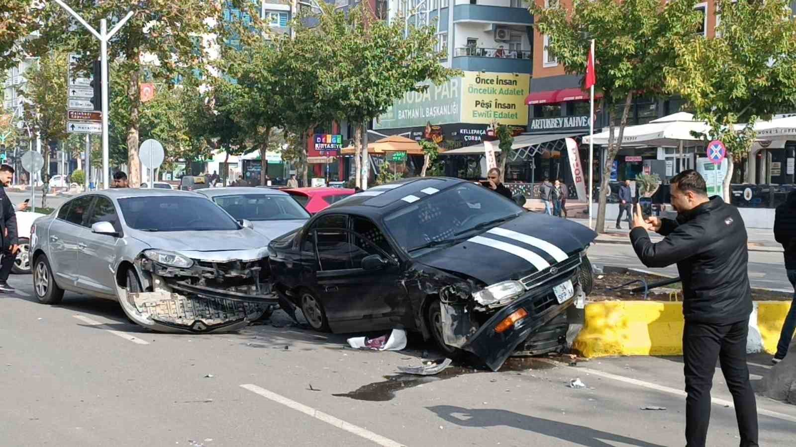 Batman’da kontrolden çıkan otomobil orta refüje çıktı