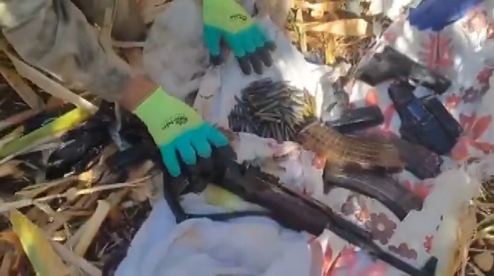 Mısır tarlasında patlayıcı madde ve silahlar ele geçirildi: 9 gözaltı
